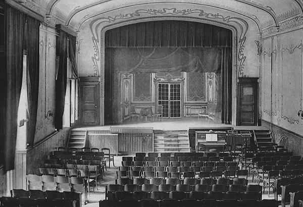 La salle académique en 1905 qui devint salle de cinéma en 1927 puis salle de gymnastique.